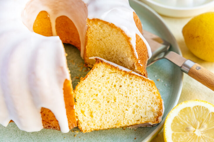 Stück saftiger Zitronenkuchen mit Joghurt