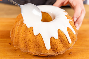 Zitronenkuchen mit Zuckerguss überziehen