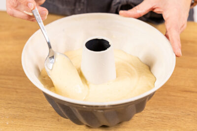 Teig für Zitronenkuchen in die Form füllen