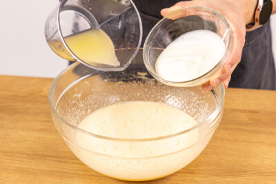 Zitronensaft und Joghurt dazugeben