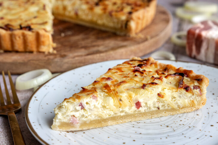 Zwiebelkuchen mit Schmand und Mürbeteig
