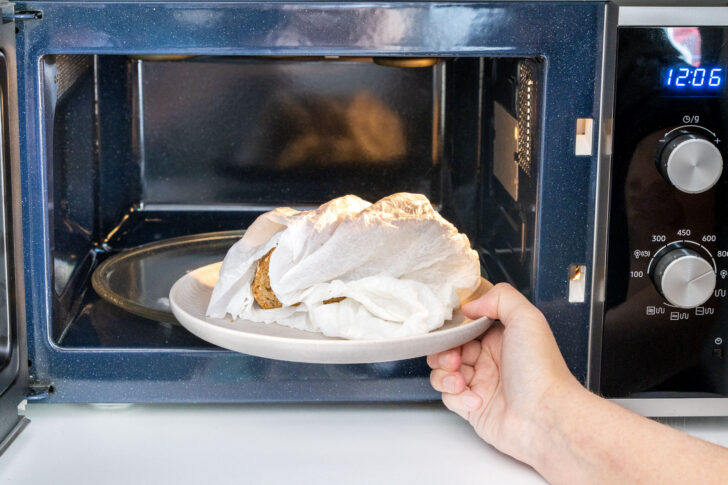Altes Brot in der Mikrowelle frisch machen