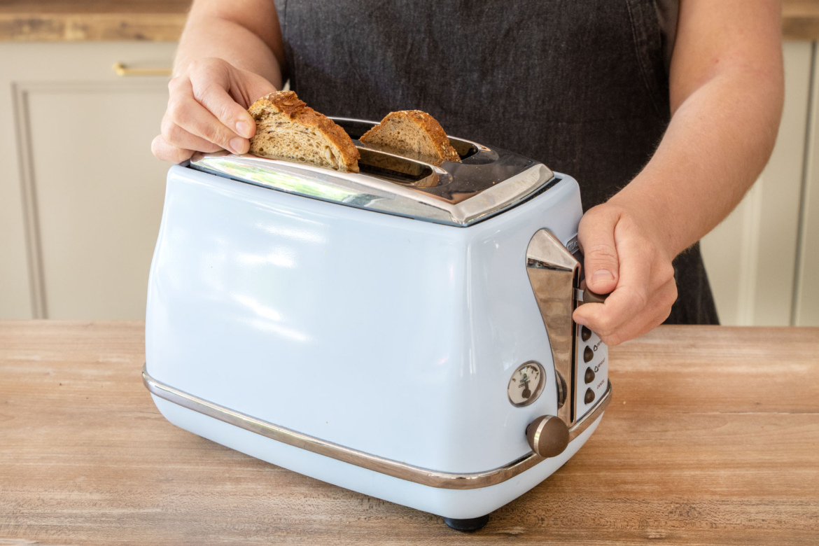 Altes Brot im Toaster frisch machen