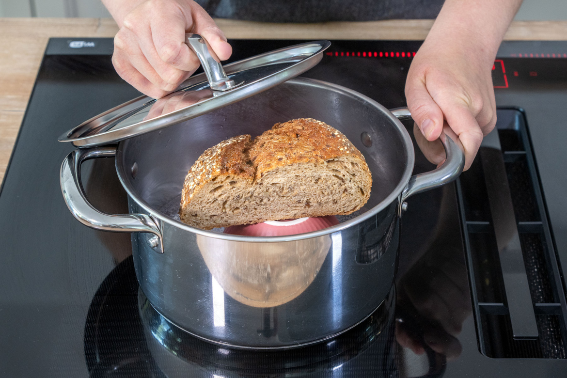 Altes Brot mit Wasserdampf wieder frisch machen