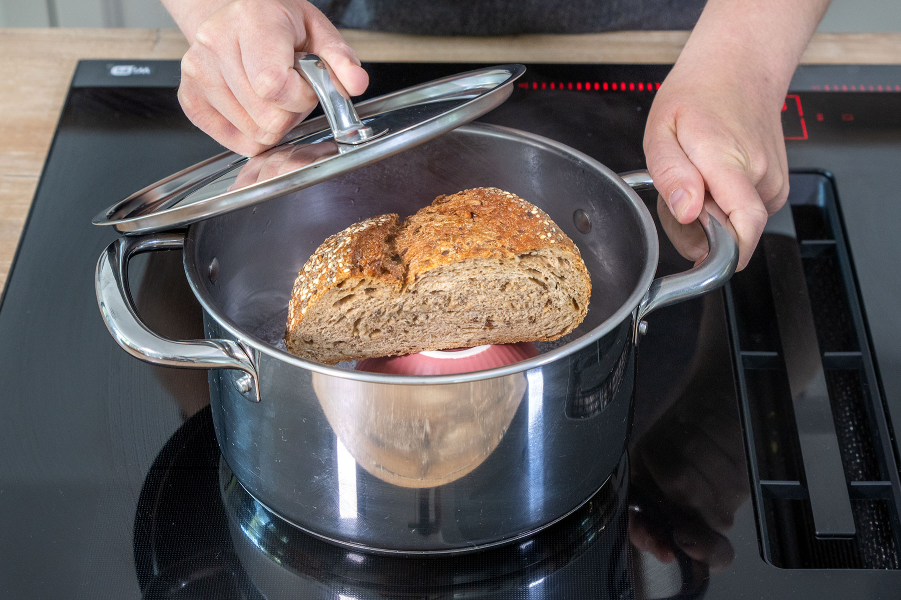 Altes Brot mit Wasserdampf wieder frisch machen