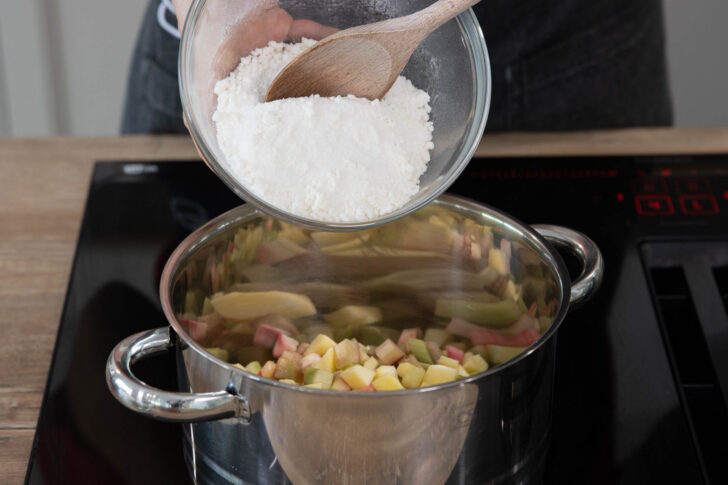 Apfel- und Rhabarberstücke mit Gelierzucker mischen