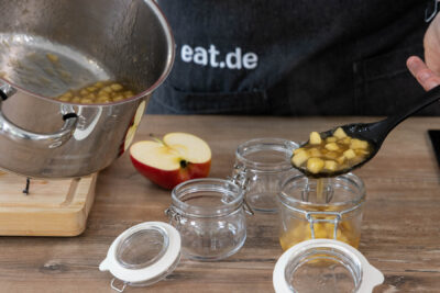 Apfel-Rhabarber-Marmelade in sterile Gläser umfüllen