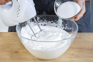 Zucker zum Eischnee geben