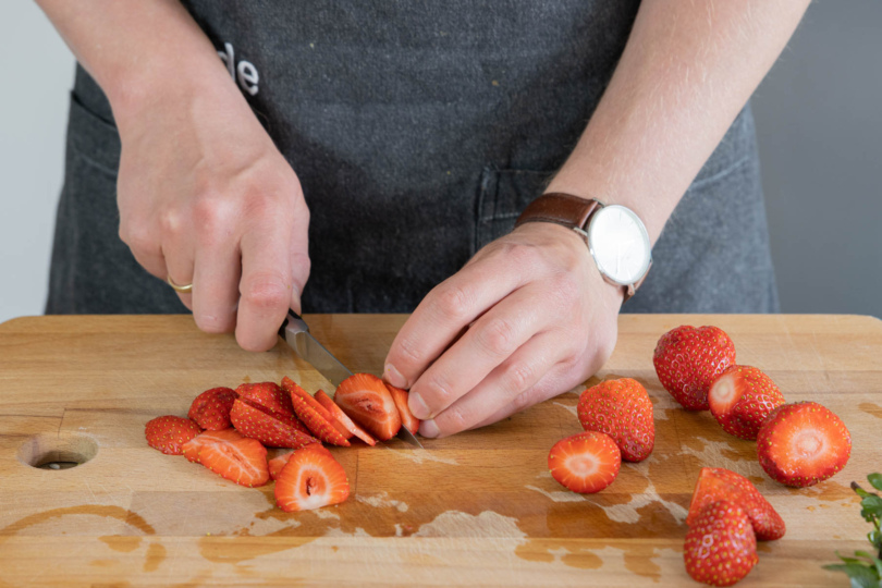 Erdbeeren in mundgerechte Stücke schneiden