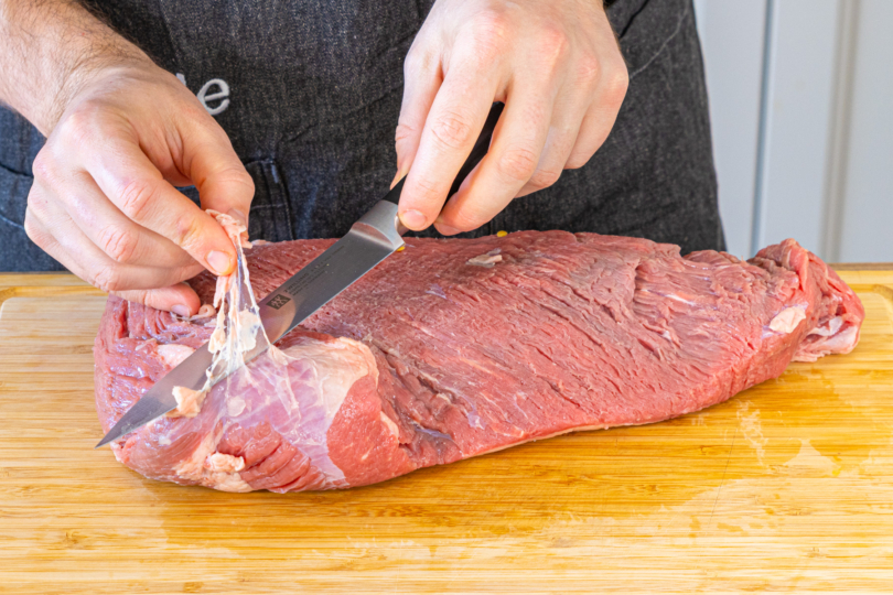 Sehen und Fett vom Fleisch abschneiden