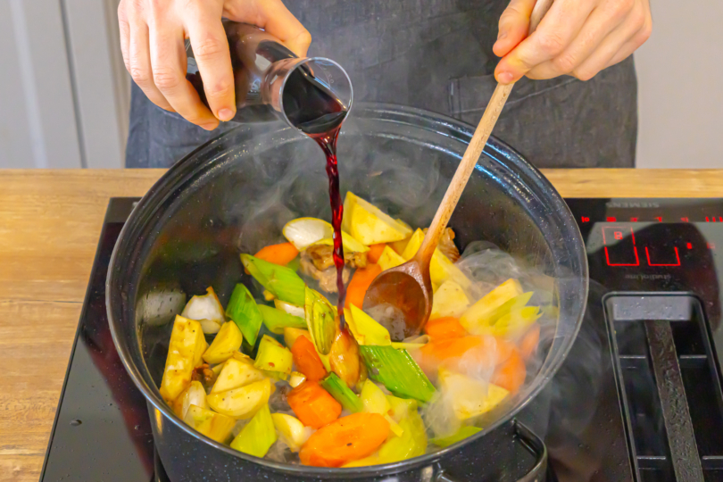 Rotwein zum Bürgermeisterstück gießen