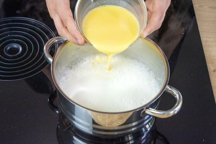 angerührtes Puddingpulver in die Milch gießen