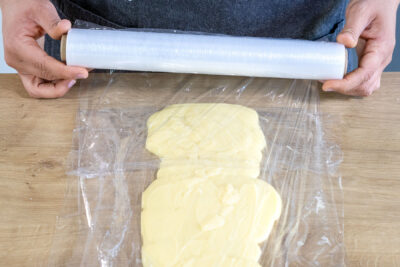 Pudding in Frischhaltefolie packen