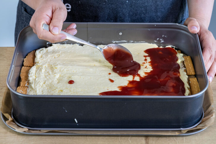 Marmelade auf der Cremeschicht verteilen
