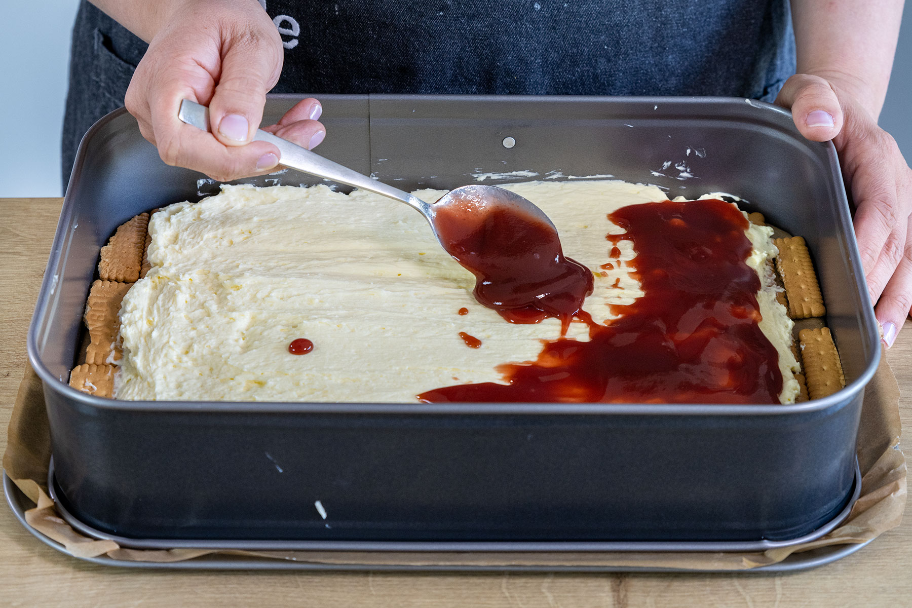 Marmelade auf der Cremeschicht verteilen