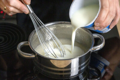 Buttermilch in den Topf geben