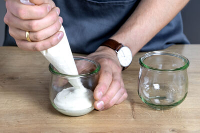 Buttermilchmousse in Gläser füllen