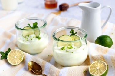 Buttermilchmousse mit Limette