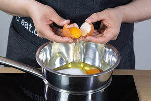 Eier in die Schüssel geben
