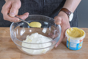 Senf, Joghurt und Frischkäse mischen