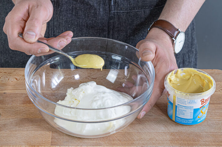 Senf, Joghurt und Frischkäse mischen