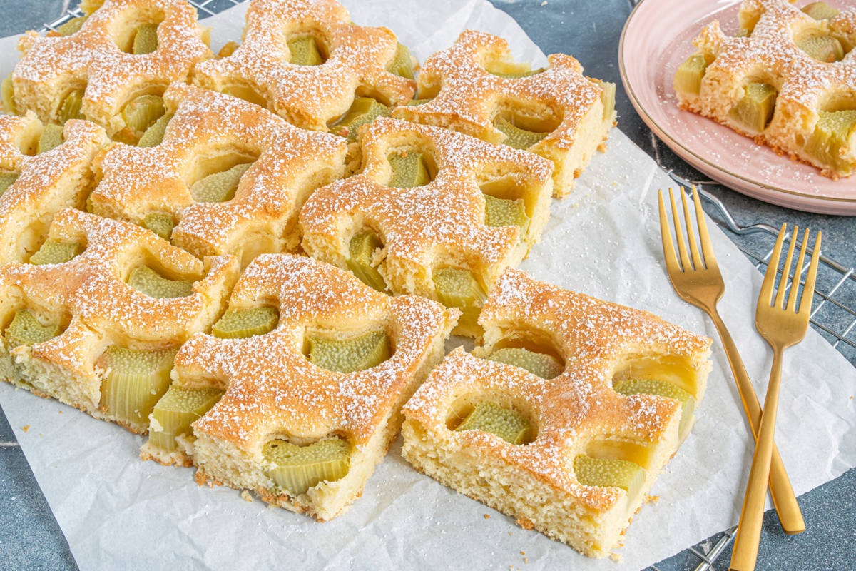 Einfacher Rhabarberkuchen vom Blech | Rezept - eat.de