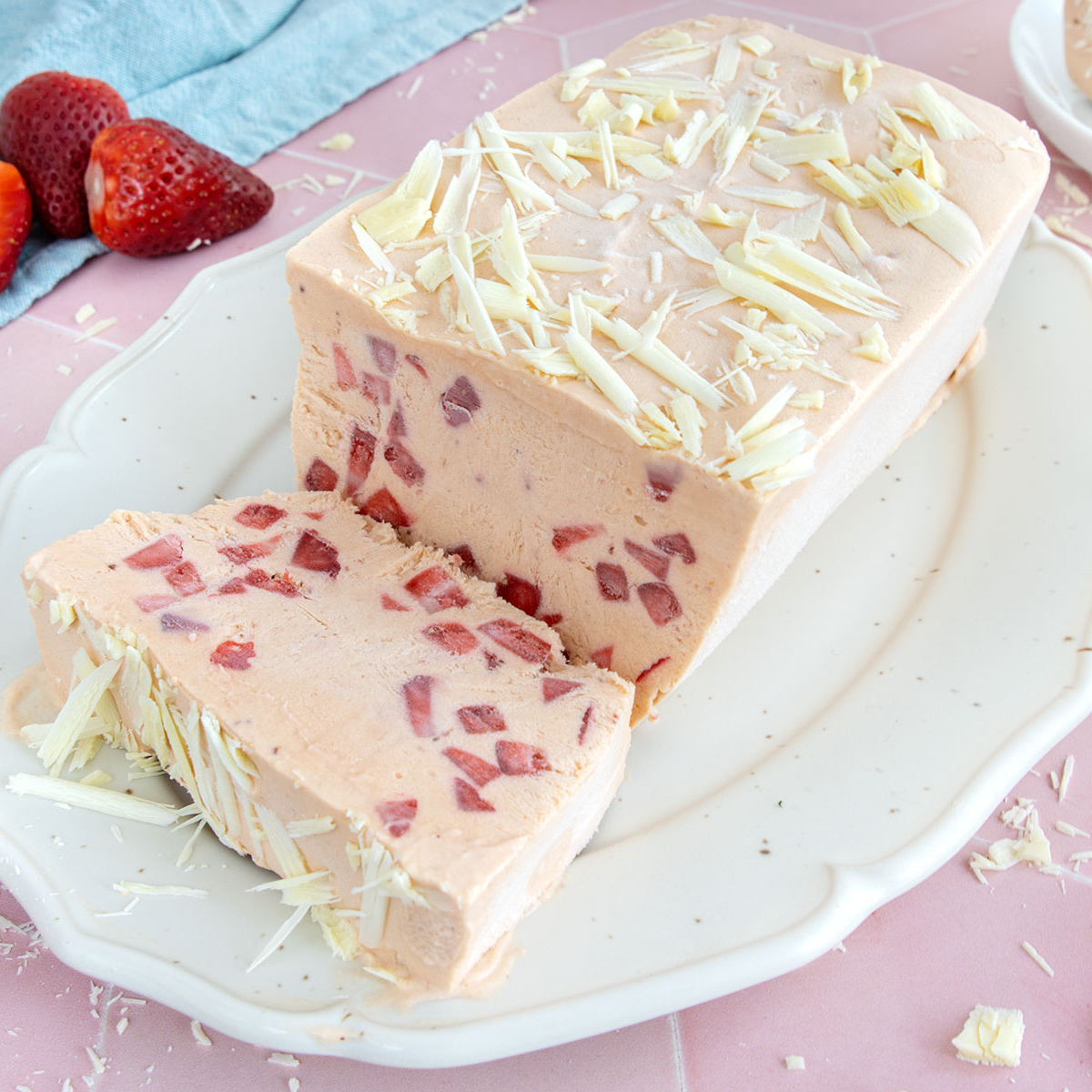 Fruchtiges Erdbeer-Parfait mit frischen Erdbeeren-image