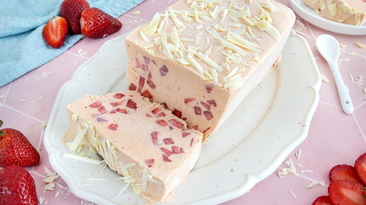 Fruchtiges Erdbeer-Parfait mit frischen Erdbeeren | Rezept - eat.de