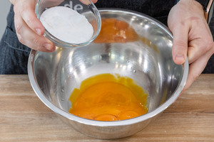 Zucker zum Eigelb geben