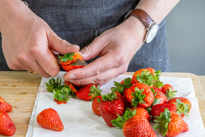 Erdbeeren putzen