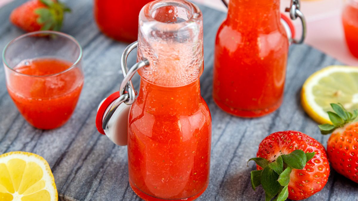 Schneller Erdbeer-Limes mit Zitrone | Rezept - eat.de