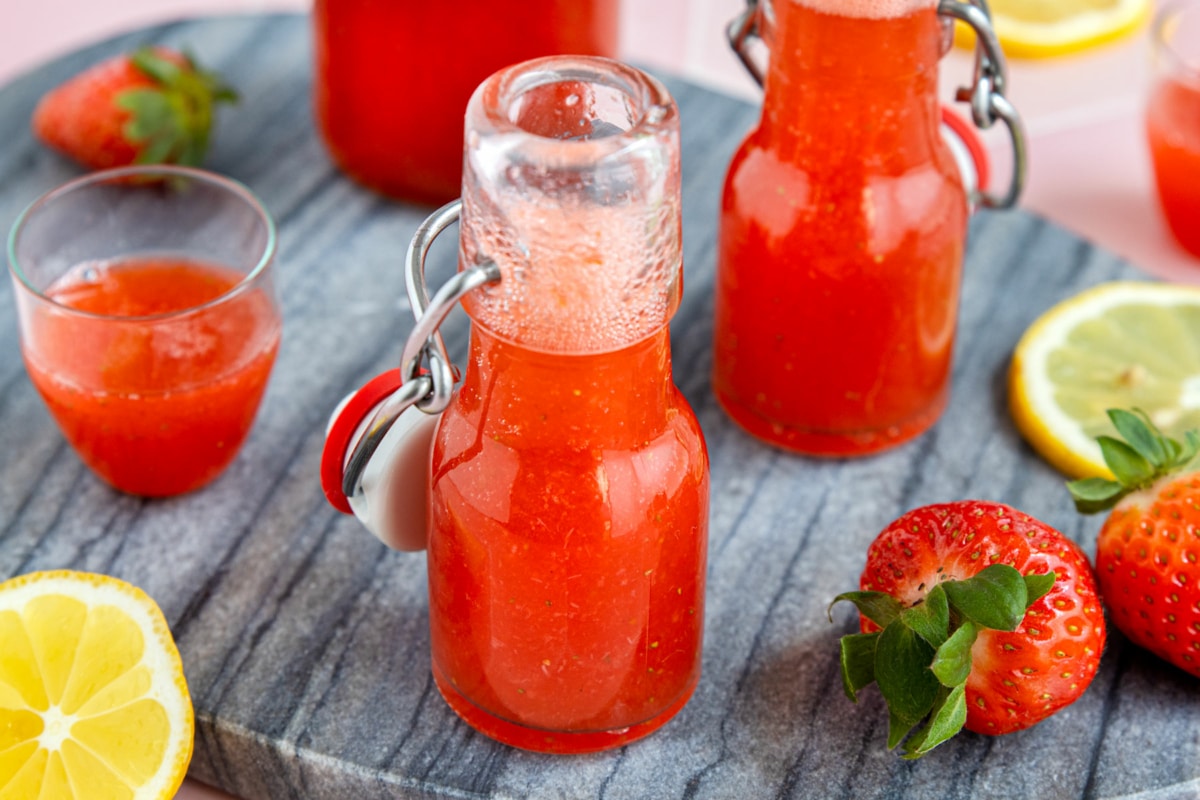 Schneller Erdbeer-Limes mit Zitrone | Rezept - eat.de