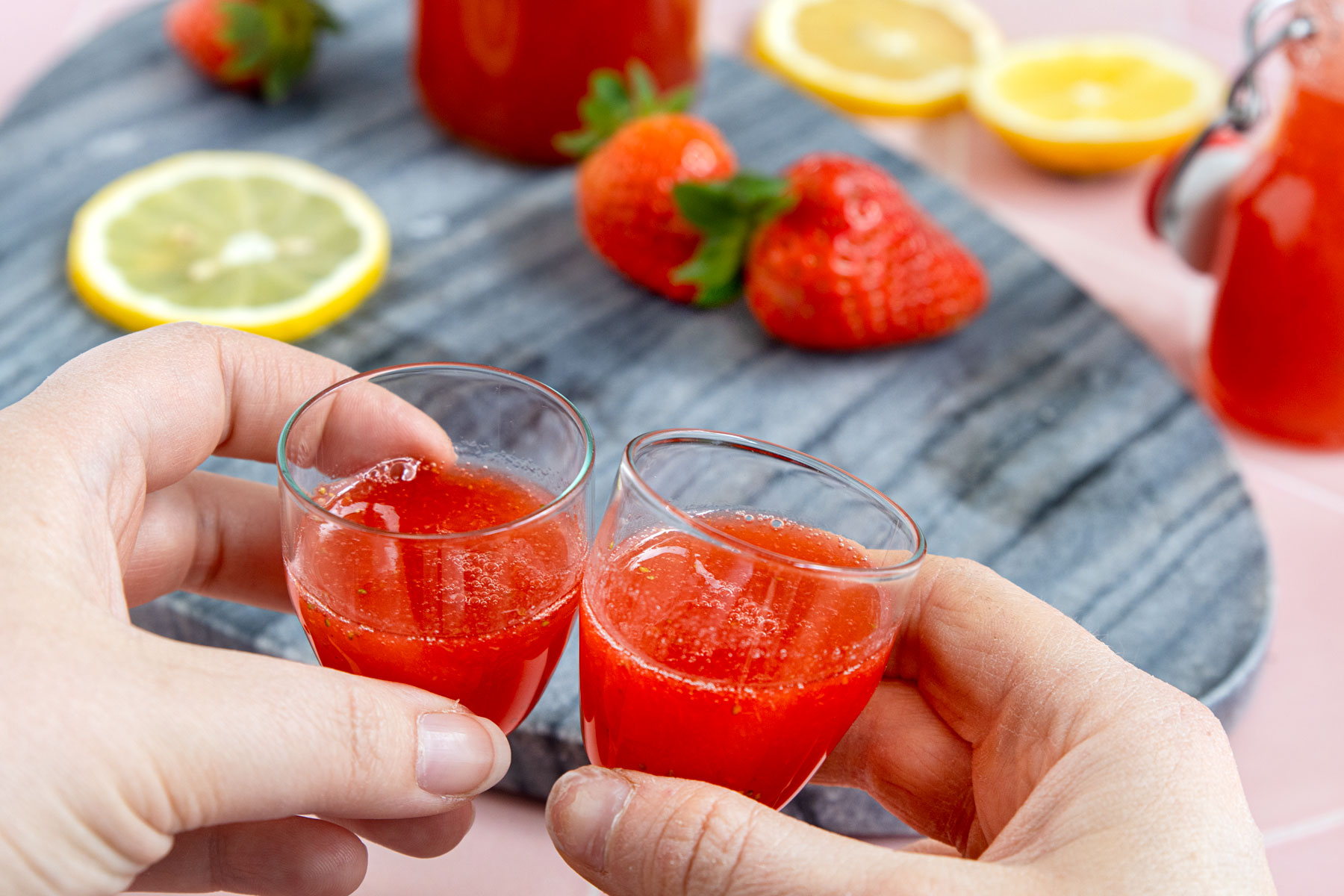 schneller Erdbeer-Limes mit Zitrone