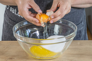 Eier in die Schüssel schlagen