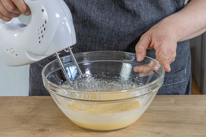 Eier und Zucker aufschlagen