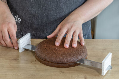 Boden für schnelle Erdbeer-Mascarpone-Torte in zwei Hälften teilen