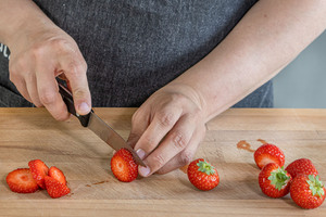 Erdbeeren in Scheiben schneiden