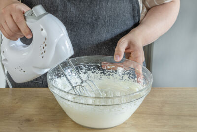 Creme für schnelle Erdbeer-Mascarpone-Torte verrühren