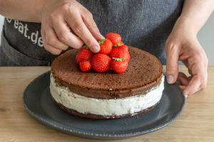 schnelle Erdbeer-Mascarpone-Torte dekorieren