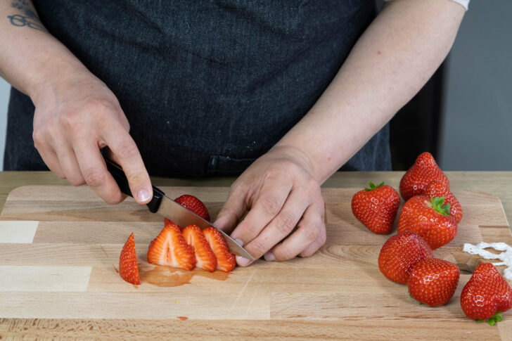Erdbeeren in Scheiben schneiden