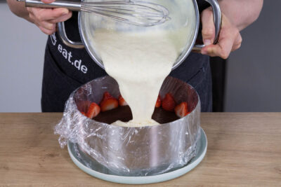 Panna Cotta auf dem Boden verteilen