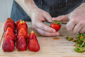 Erdbeeren putzen