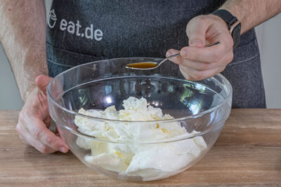 Vanillepaste in die Schüssel geben