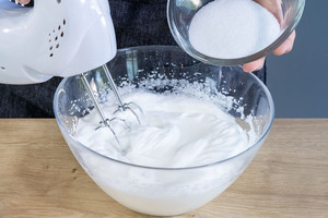 Eischnee mit Zucker steif schlagen