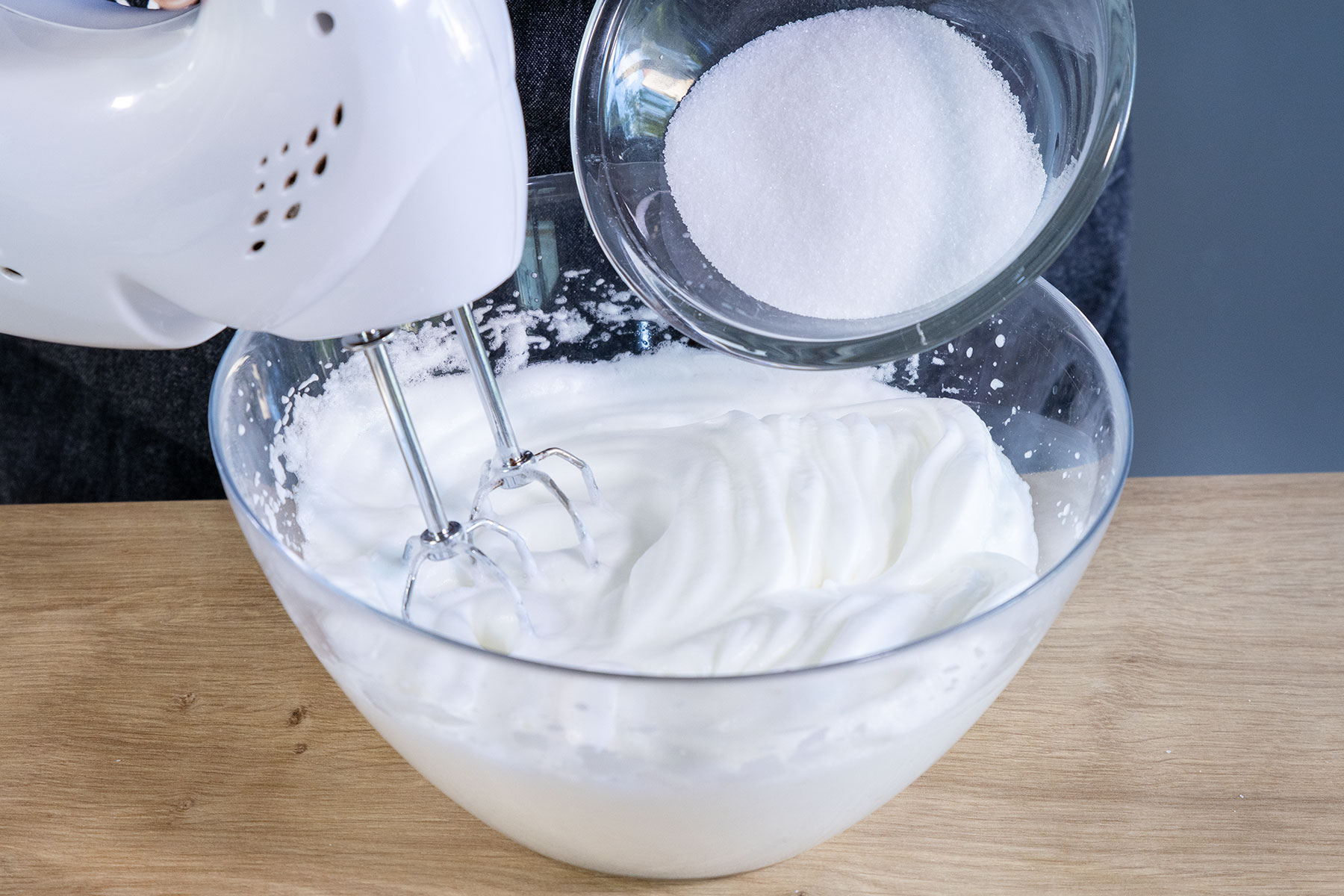 Zucker zum Eischnee geben