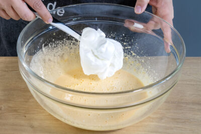 Eischnee unter Eigelb geben