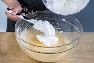 Eischnee unter Eigelbmasse heben