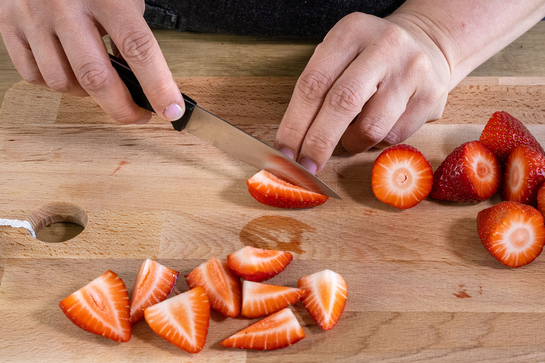 Erdbeeren schneiden