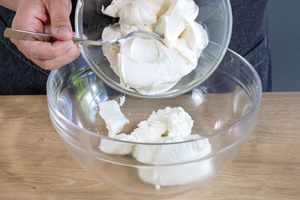 Quark und Mascarpone in eine Schüssel geben