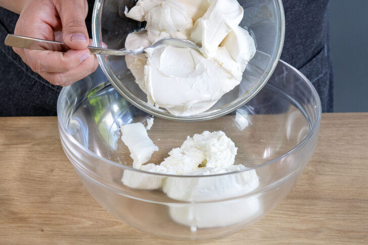 Quark und Mascarpone in eine Schüssel geben